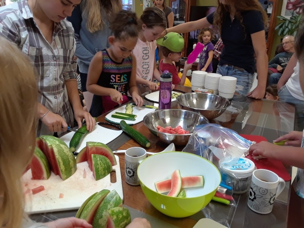 Huit projets éducatifs du Bas-Saint-Laurent appuyés par 100° : 44 000 $ pour renforcer les compétences culinaires des familles! 